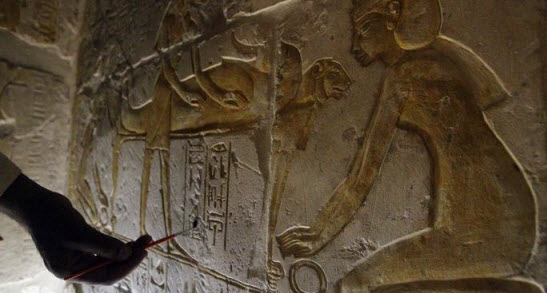 مصر تسترد لوحة حجرية تعود للأسرة الثلاثين قبل بيعها في مزاد بباريس