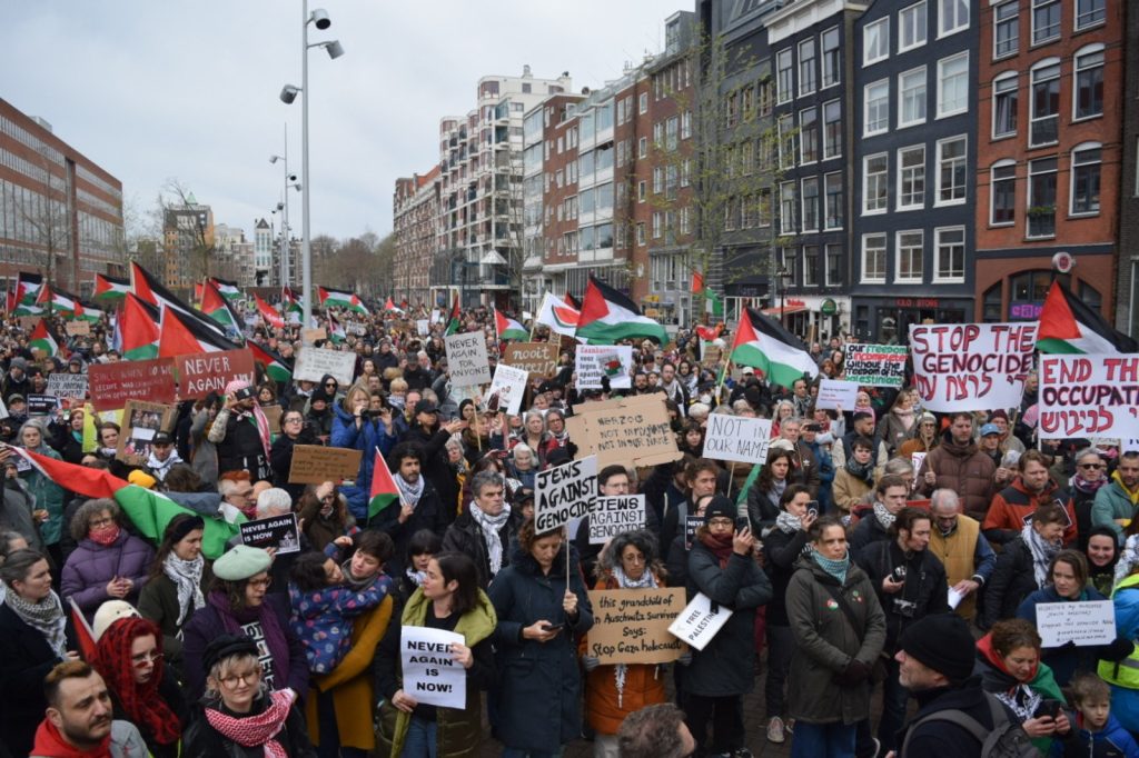  احتجاجات تطارد رئيس دولة الاحتلال أثناء زيارته إلى هولندا