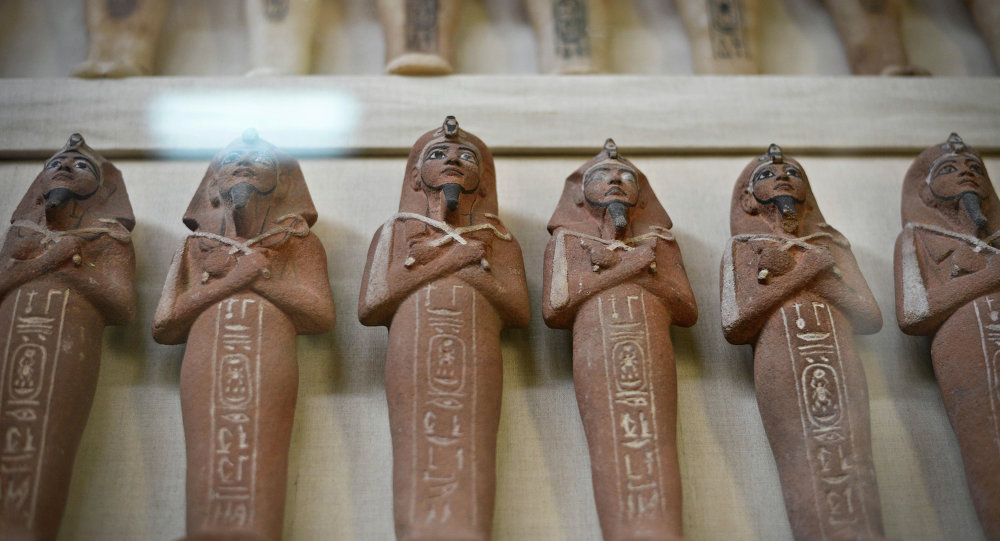 فرنسا تعيد لمصر قطعا أثرية "عالية القيمة" عمرها أكثر من 3 آلاف عام  