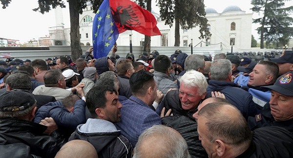 ألبانيا : الانتخابات البلدية الرئيس يلغي ورئيس وزرائها يصر على إجرائها