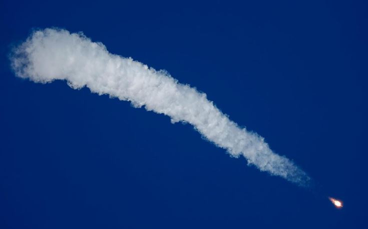 نجاة طاقم مركبة فضاء بعد عطل في صاروخ روسي في الجو