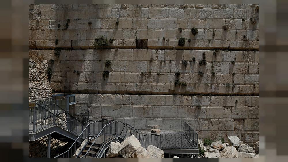 سقوط حجر من الحائط الغربي في القدس