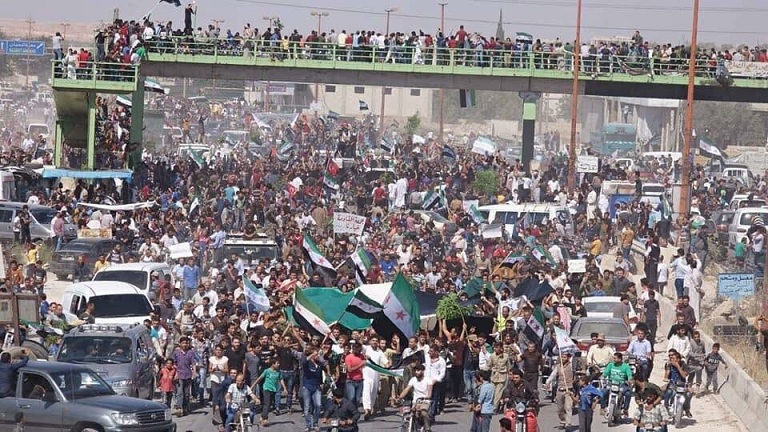 مئات السوريين يتظاهرون في إدلب ضد هجوم محتمل للنظام
