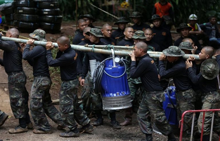 وفاة غواص أثناء محاولة إنقاذ محاصرين داخل كهف في تايلاند منذ 13 يوماً!