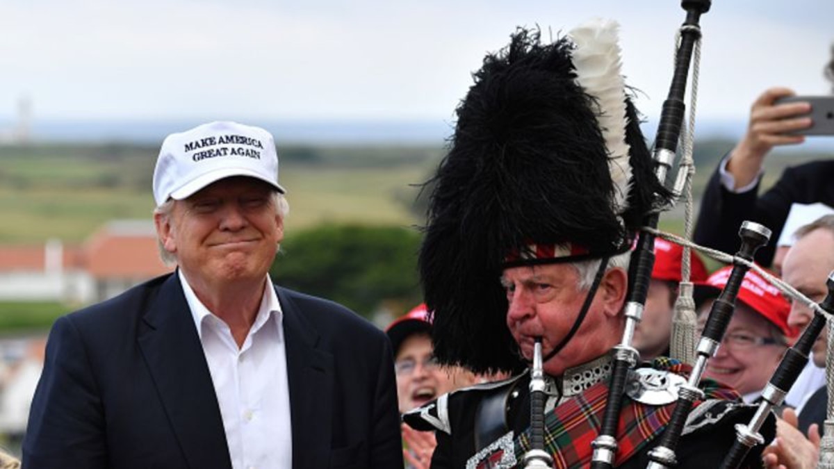 ترامب يلعب الجولف في منتجعه باسكتلندا