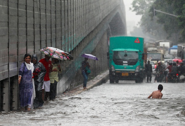   الأمطار الغزيرة تودي بحياة 27 في الهند وتصيب مومباي بالشلل