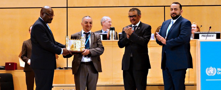 وزير الصحة  يسلم جائزة سمو أمير البلاد لتعزيز الصحة إلى جمعية جزائرية
