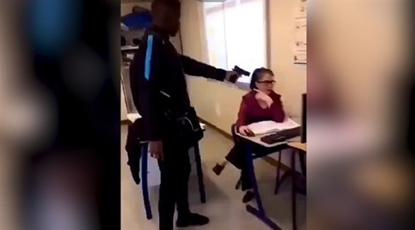 فرنسا: طالب يهدد معلمته بالسلاح في المدرسة