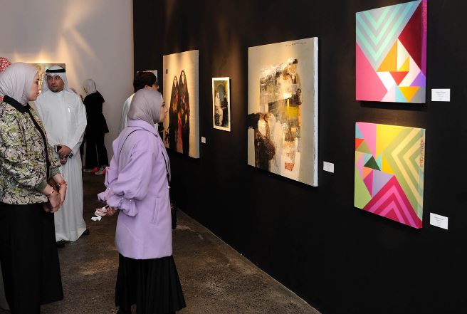 معرض "دن" الكويتي.. لوحات تشكيلية إبداعية لـ 27 فنانا توثق روابط الصداقة 