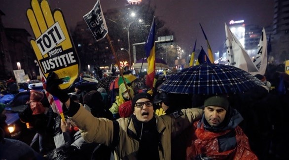 رومانيا: عشرات الآلاف يتظاهرون ضد تخفيف قوانين مكافحة الفساد
