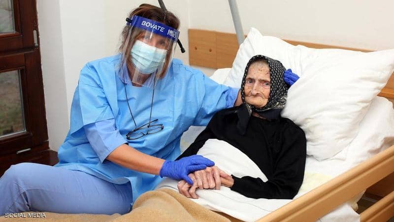 بعمر 99 عاما.. هزمت كورونا وعادت لحياتها