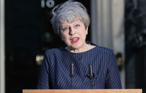 رئيسة وزراء بريطانيا مصممة على البقاء في منصبها رغم الاستقالات في حكومتها 