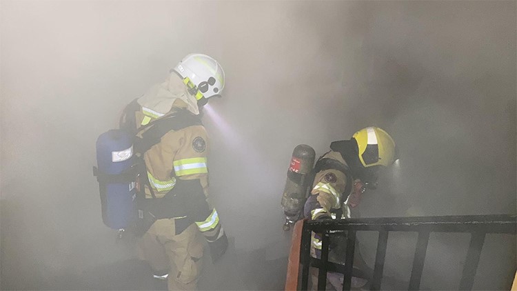  فرق الإطفاء تسيطر على حريق سرداب قسيمة صناعية في منطقة الري