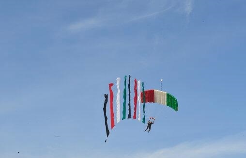 انطلاق فعاليات التدريب على "القفز المظلي الحر" بالكويت