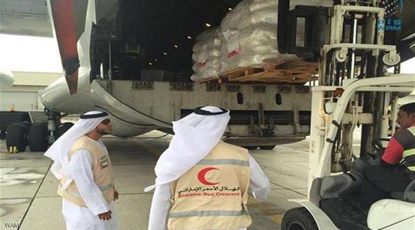 اليمن: وصول أول طائرة إغاثية إماراتية إلى مطار المكلا بعد إعادة فتحه