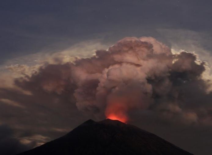 بركان جبل أجونج يثور من جديد في جزيرة بالي الإندونيسية