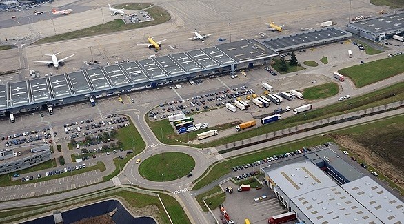 إغلاق مدرج مطار ليون في فرنسا مؤقتاً بعد أن اقتحمته سيارة