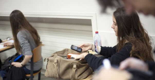 فرنسا تعتزم تطبيق حظر على هواتف التلاميذ في المدارس