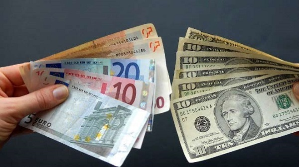 الدولار واليورو يستقران أمام الدينار 