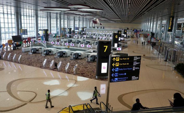 عامل أمتعة "مزعج" في مطار بسنغافورة يبدل بطاقات مئات الحقائب