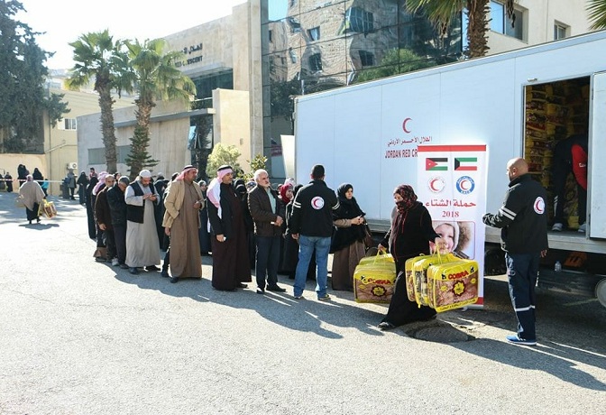 "الهلال الأحمر" يوزع مساعدات نقدية وعينية على اللاجئين السوريين في الأردن