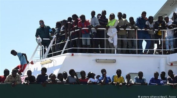 إيطاليا تسمح برسو سفينة تقل مهاجرين دون نزولهم منها