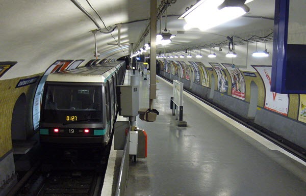 مترو باريس يختبر نظاماً جديداً لتلقي شكاوى السياح الذين تعرضوا للسرقة
