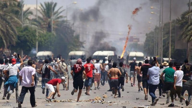 تونس.. اشتباكات عنيفة مع تجدد احتجاجات تطاوين