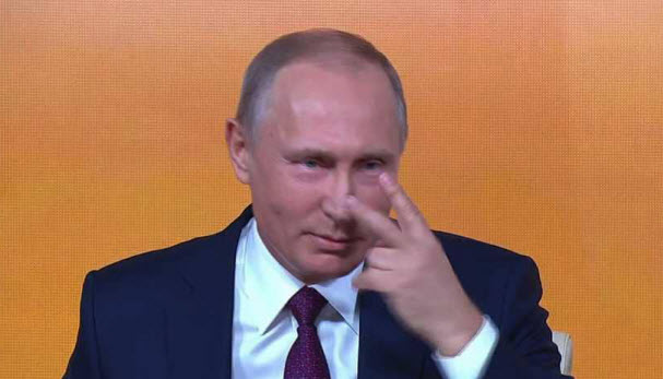 بوتين يحمر خجلا من موقف محرج في مؤتمر صحفي