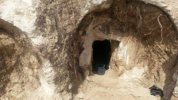 فلسطيني يعثر على مقبرة أثرية في حديقة منزله بغزة 