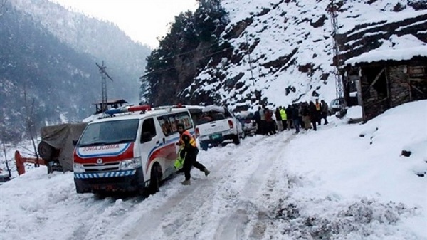 مصرع 105 أشخاص وإصابة 96 آخرين جراء الأمطار والثلوج في باكستان