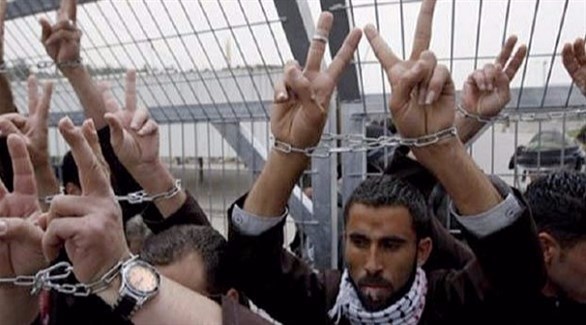 الفلسطينيون يحتفون بـانتصار الأسرى بعد تعليق إضراب الجوع في سجون اسرائيل