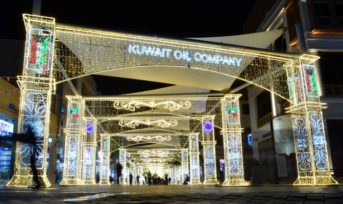  «المباركية» يتزين بأعلام الكويت والأضواء احتفاء بالأعياد الوطنية