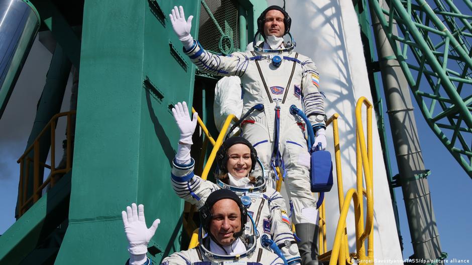 الفريق السينمائي الروسي يعود إلى الأرض بعد تصوير فيلم بالفضاء