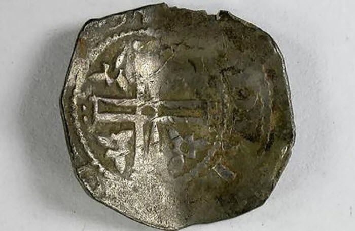  «باحث كنوز» يعثر على عملات معدنية من القرن الثاني عشر