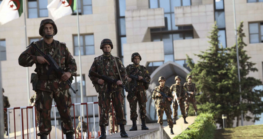 الجيش الجزائري يعلن القبض على ثلاثة "إرهابيين" 