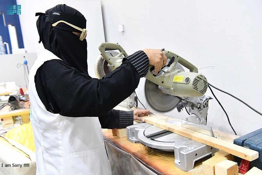 «سعودية» تحول الألواح الخشبية  إلى أعمال وتحف فنية ناطقة 