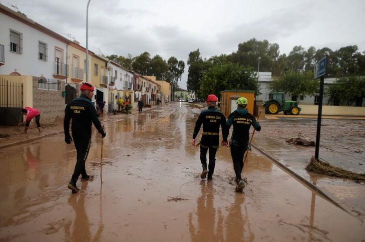 السيول تقتل رجل إطفاء في جنوب إسبانيا