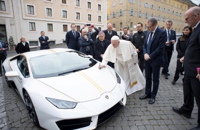 البابا يحصل على سيارة لامبورجيني لبيعها في مزاد خيري