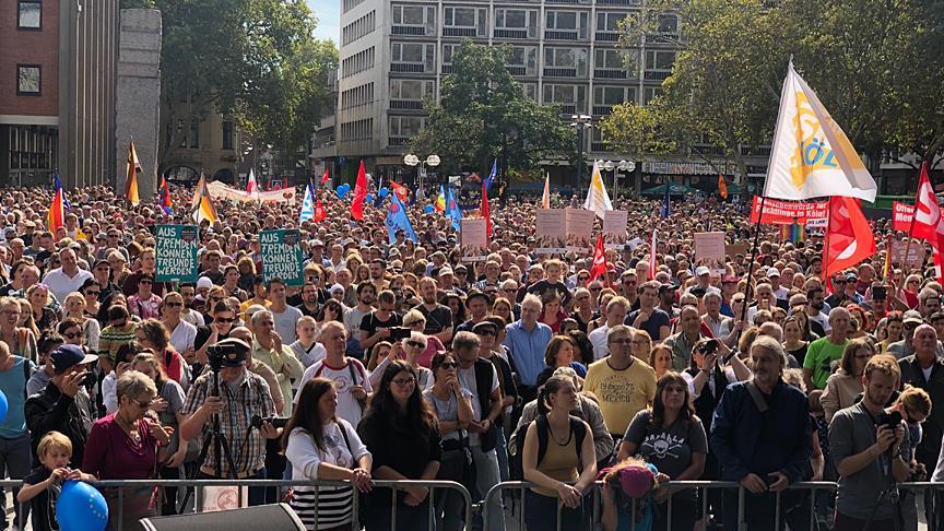 الآلاف في كولونيا الألمانية يتظاهرون ضد العنصرية