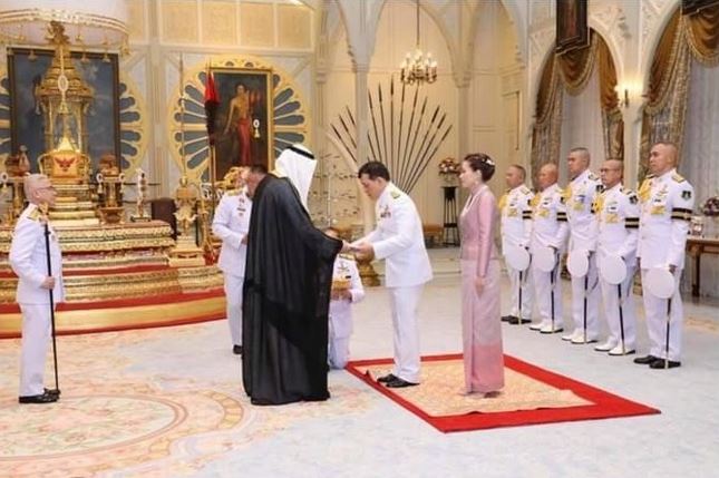 السفير الفيلكاوي يقدم اوراق اعتماده لملك تايلاند سفيرا للكويت
