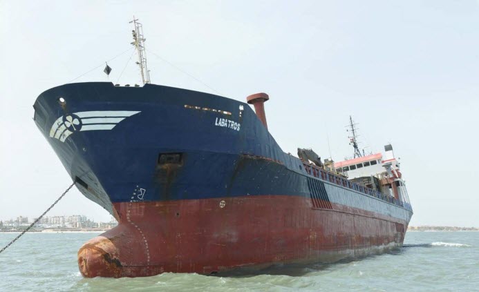  إنقاذ سفينة بضائع من الغرق في قناة السويس