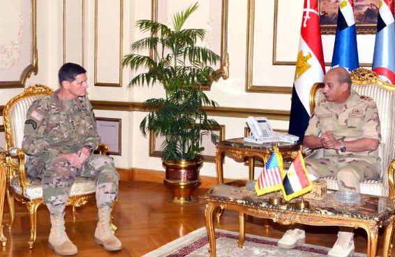 وزير الدفاع المصري وقائد القيادة المركزية الأمريكية يبحثان التعاون العسكري 