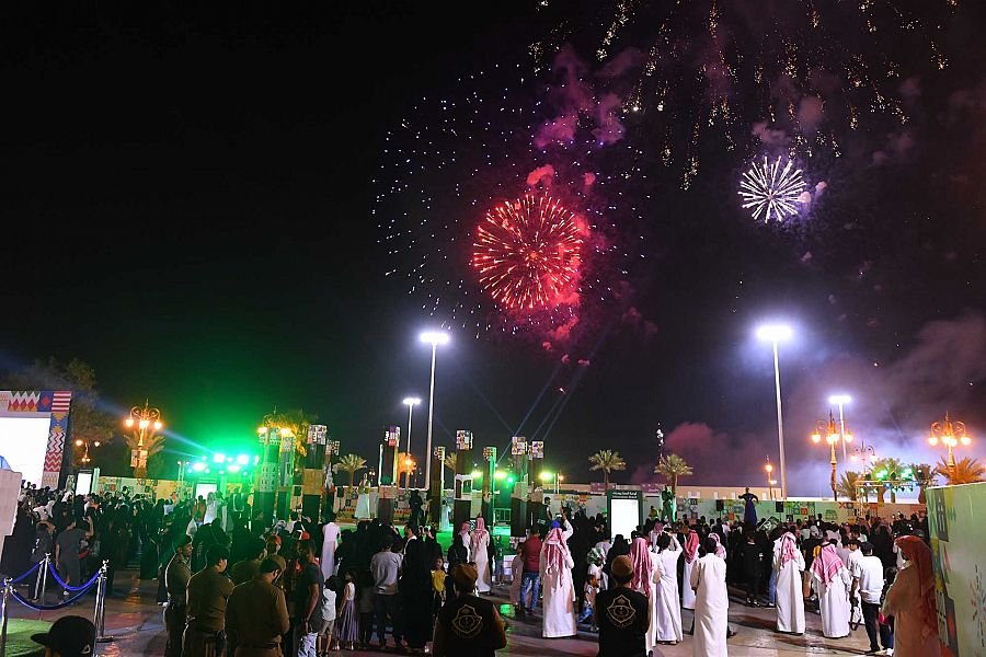 700 شعلة تضيء سماء «تبوك»  احتفالاً بالعيد الوطني للسعودية