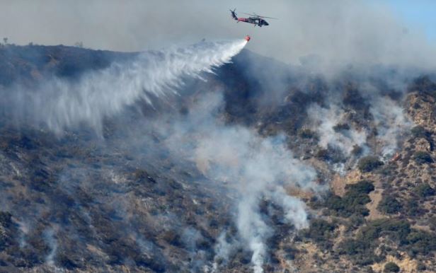 استمرار جهود مكافحة حرائق الغابات بكاليفورنيا