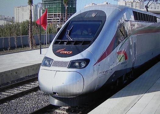 ملك المغرب يدشن أول قطار فائق السرعة بأفريقيا برفقة الرئيس الفرنسي 