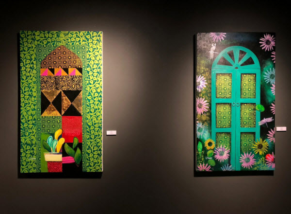 بالصور | فنانة كويتية تبدع في معرض بقطر بلوحات تكشف قصص الأبواب وخفاياها