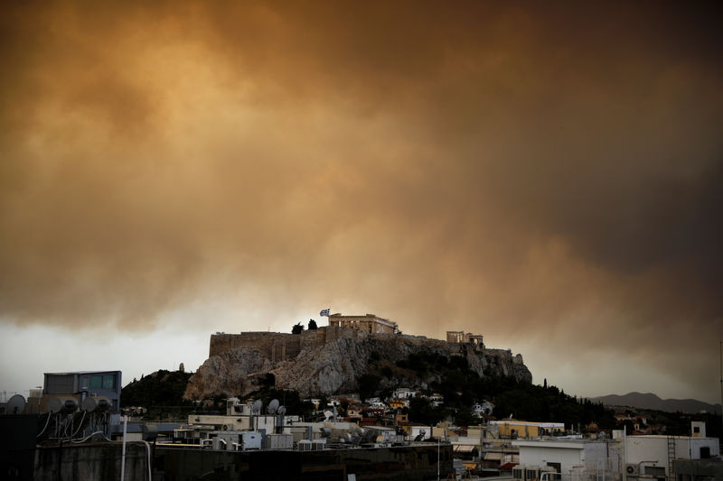 يونانيون يفرون من حريق غابات يستعر إلى الغرب من أثينا