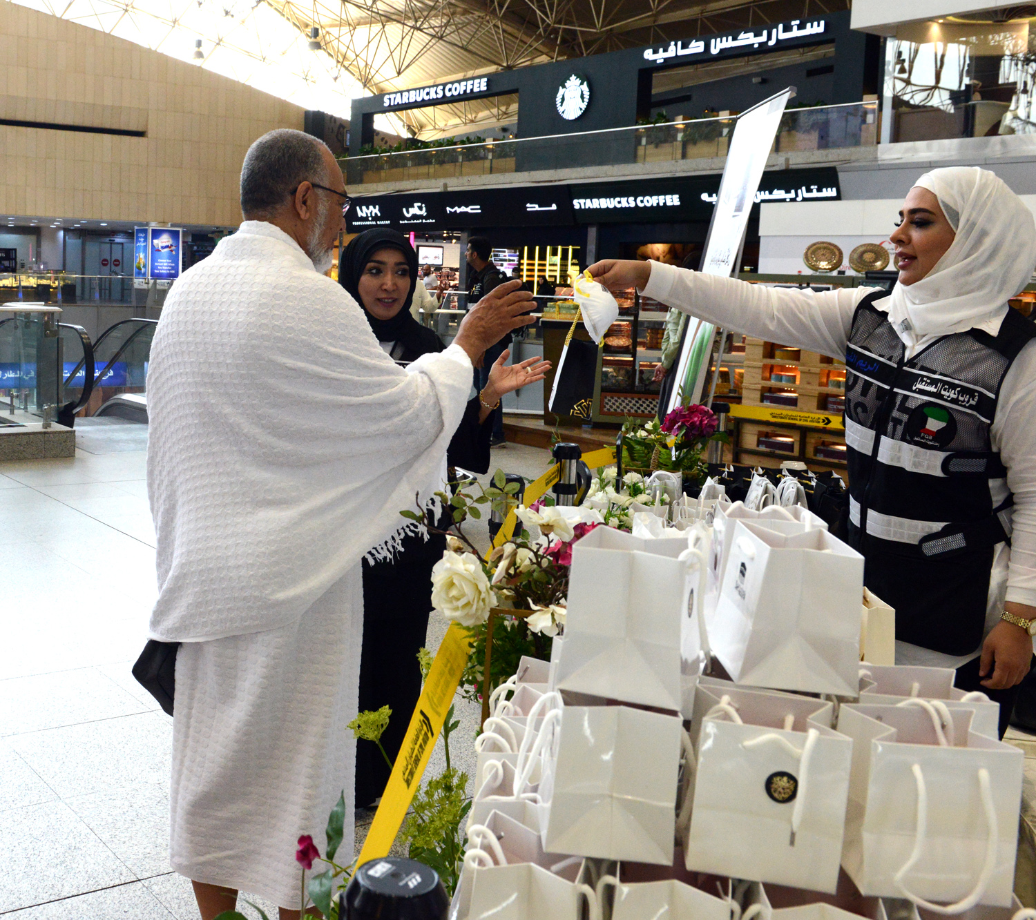 أفواج حجاج بيت الله الحرام تزين مطار الكويت قبيل مغادرتها للديار المقدسة