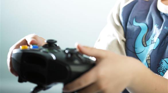 طفل يتصل بالشرطة للإبلاغ عن والدته لأنها منعته من ممارسة لعبة فيديو